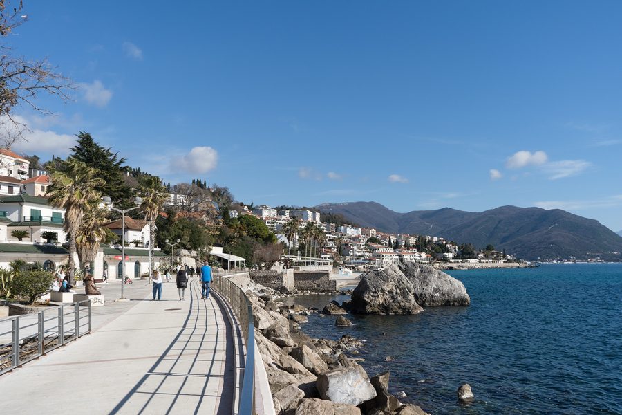 Lungomare sul mare a Herceg Novi sulla baia di Kotor