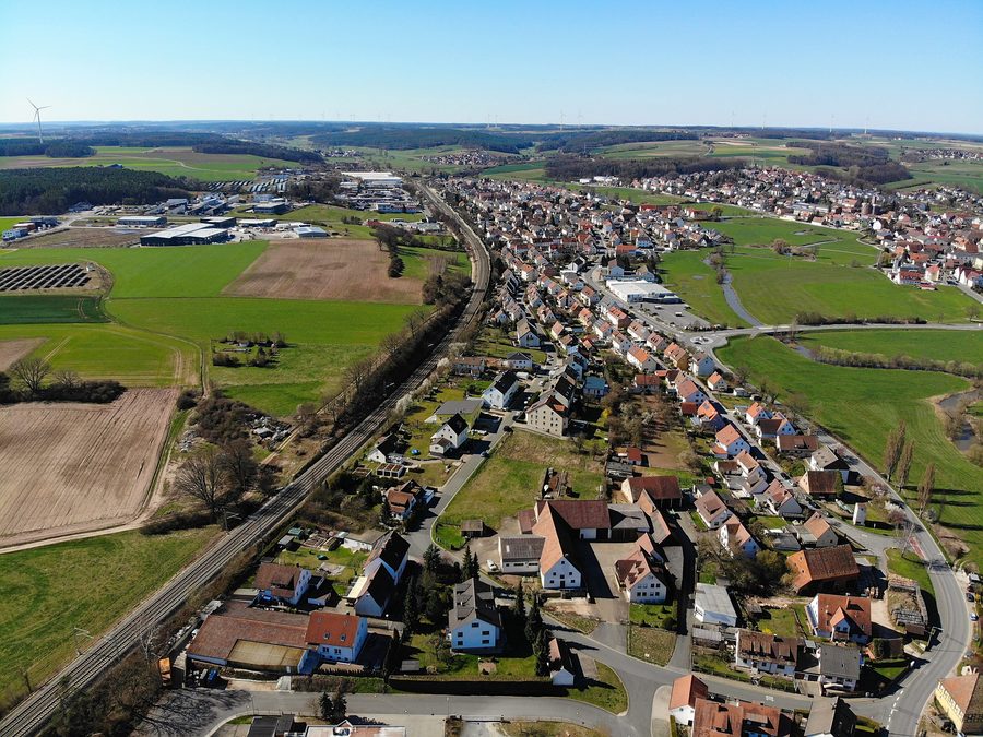 Veduta aerea di Siegelsdorf nel comune di Veitsbronn con insediamento e paesaggio