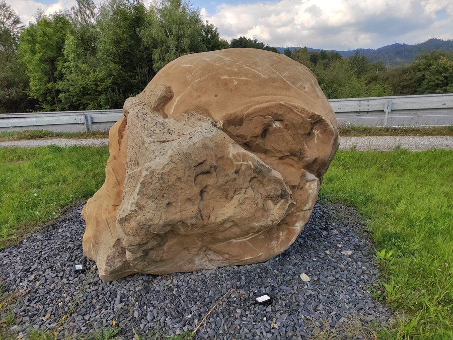 Sfera di pietra a Návsí nel distretto di Frýdek-Místek