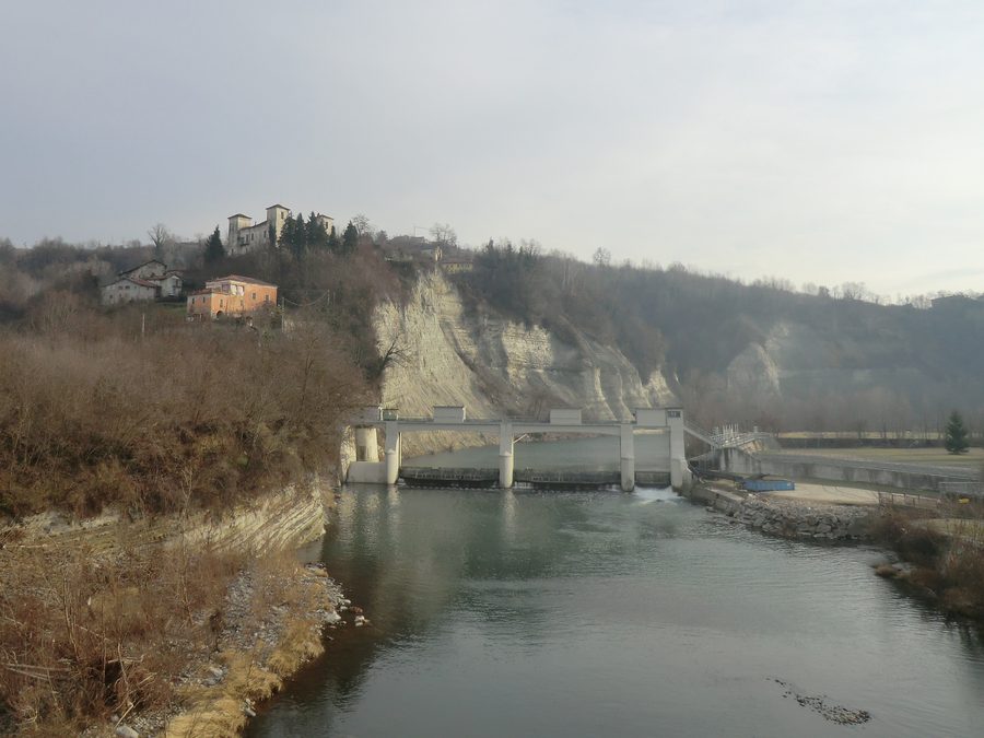 Clavesana con il fiume Tanaro e il castello