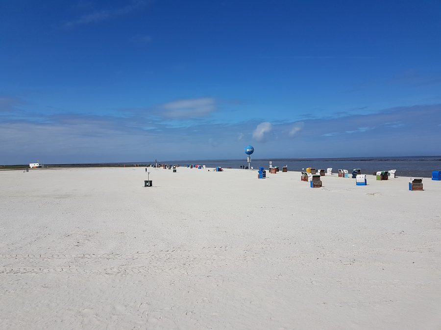 Tratto di spiaggia sistemato presso Dornumersiel visto dalla direzione dell'uscita del porto
