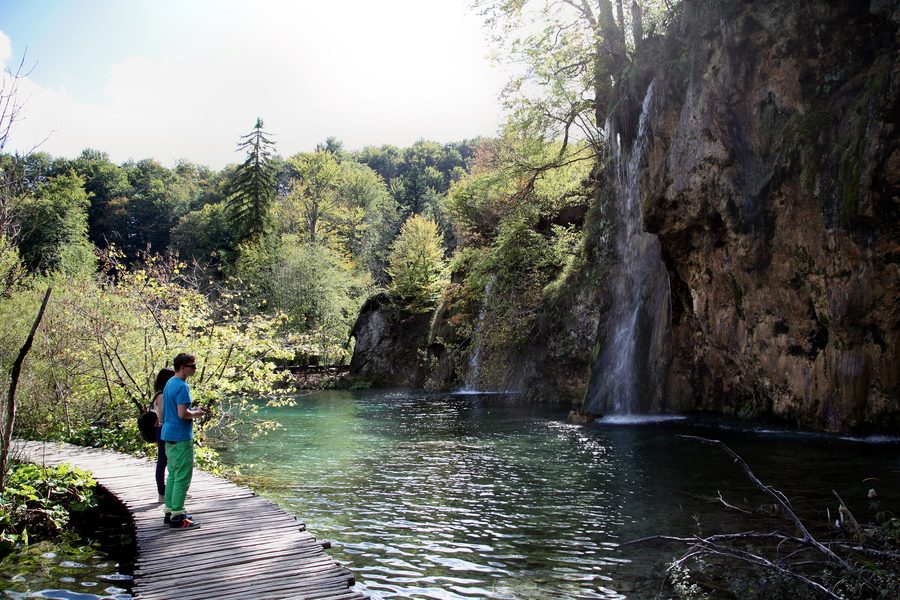 Paesaggio carsico e cascate nel Parco nazionale dei Laghi di Plitvice in Croazia