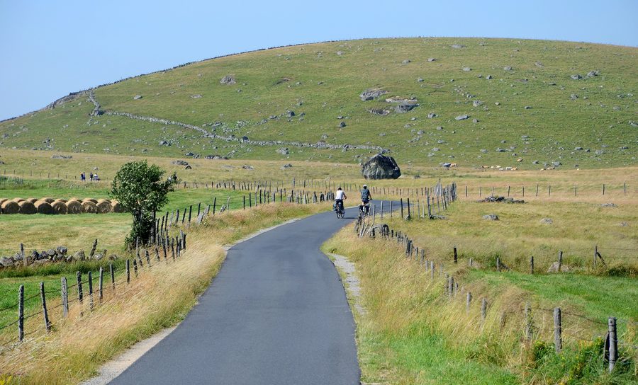 Paesaggio collinare sull’altopiano dell’Aubrac presso Rieutort in Francia