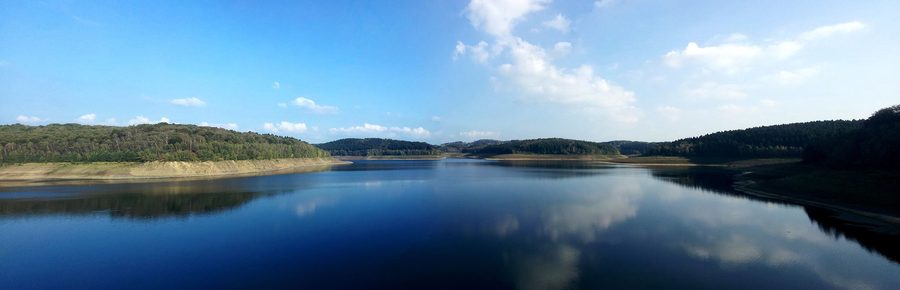 Panorama della Große Dhünntalsperre con pendii boscati