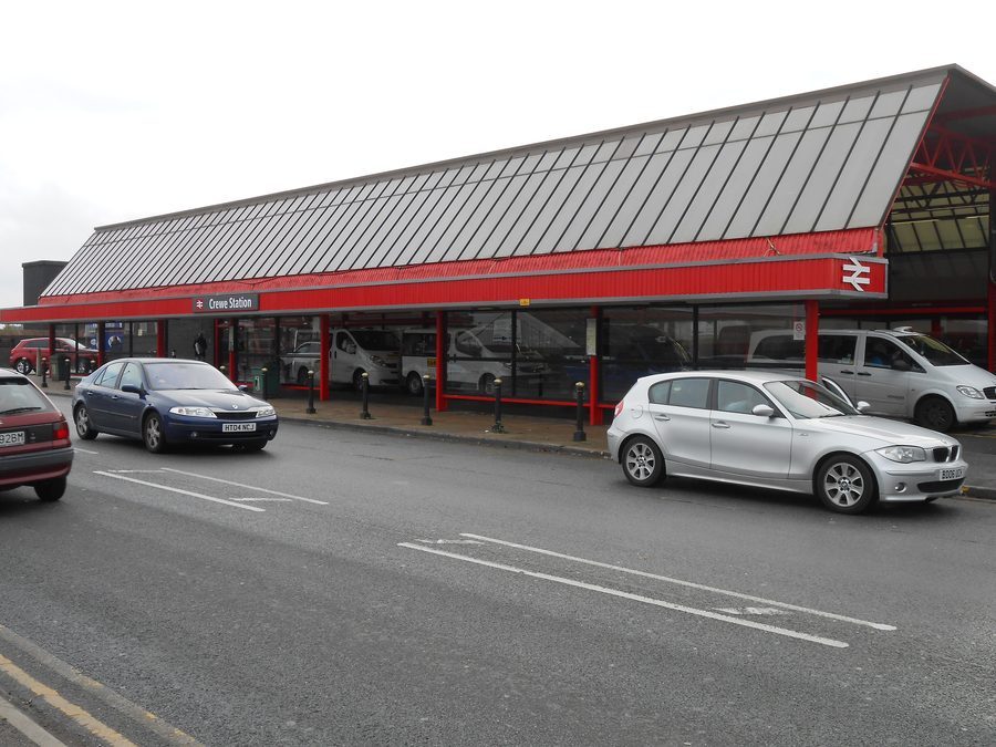 Facciata della stazione ferroviaria di Crewe nel Cheshire, Inghilterra