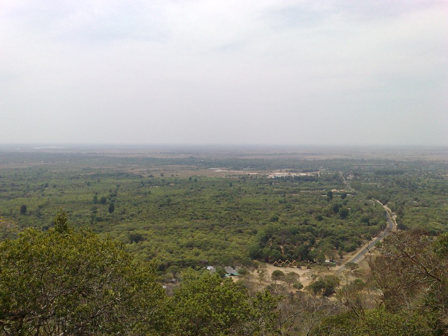 Vista da una scogliera su Phnom Santuk in Cambogia