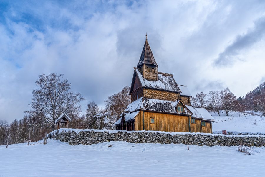 Vista esterna della storica chiesa in legno di Urnes a Ornes sul Lustrafjord