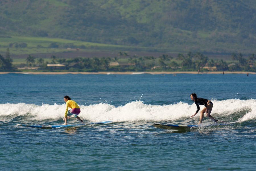 Surfista presso Waialua Bay a Haleiwa sulla North Shore di Oahu