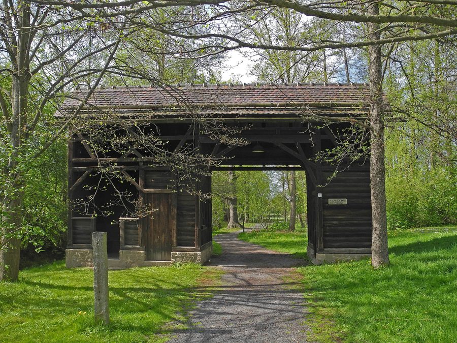 Casa della porta, chiamata anche Wendentor, nel parco sulla Hauptstraße a Nebelschütz
