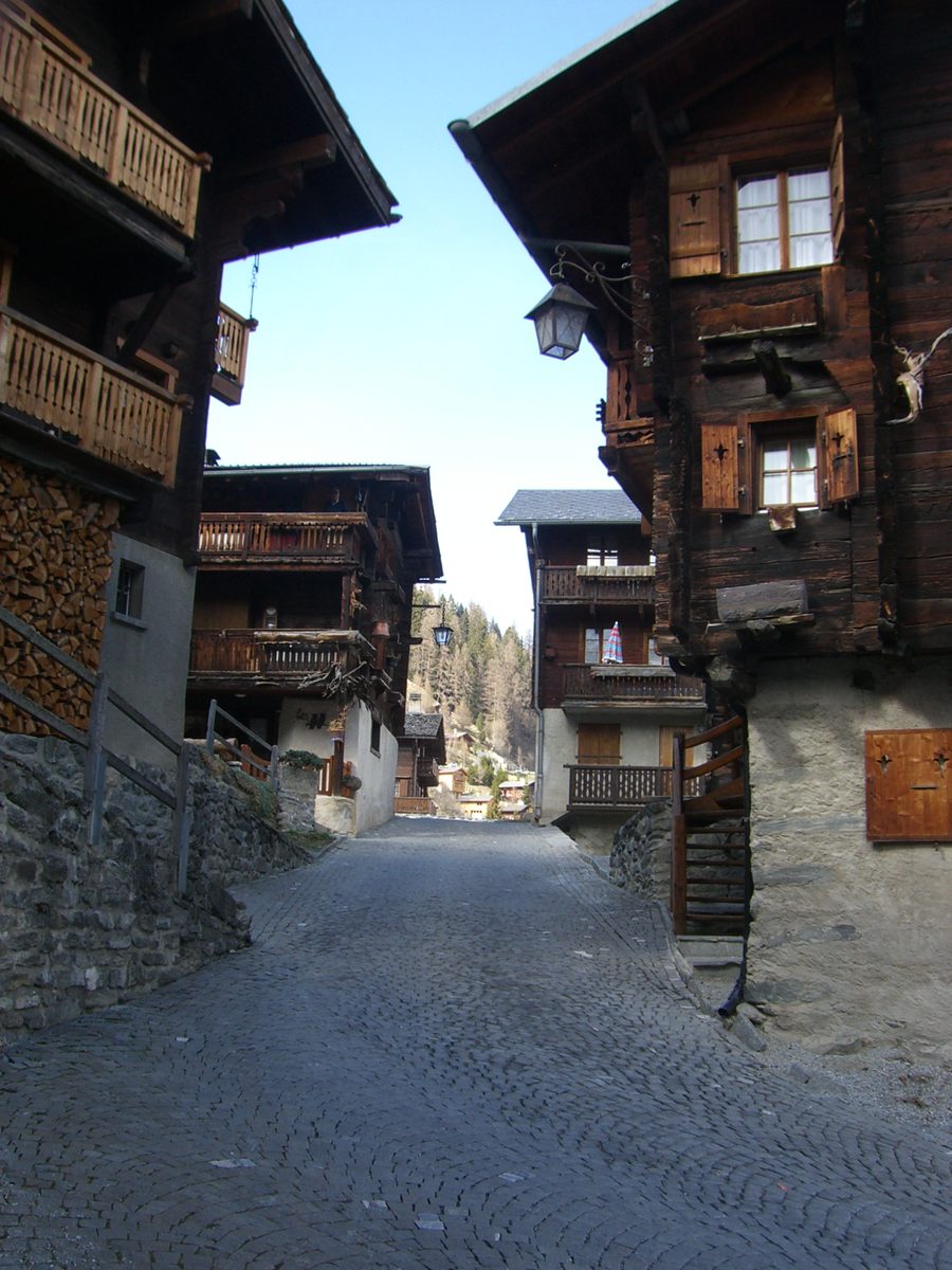 Vicolo storico stretto con tradizionali case in legno a Grimentz nel Vallese