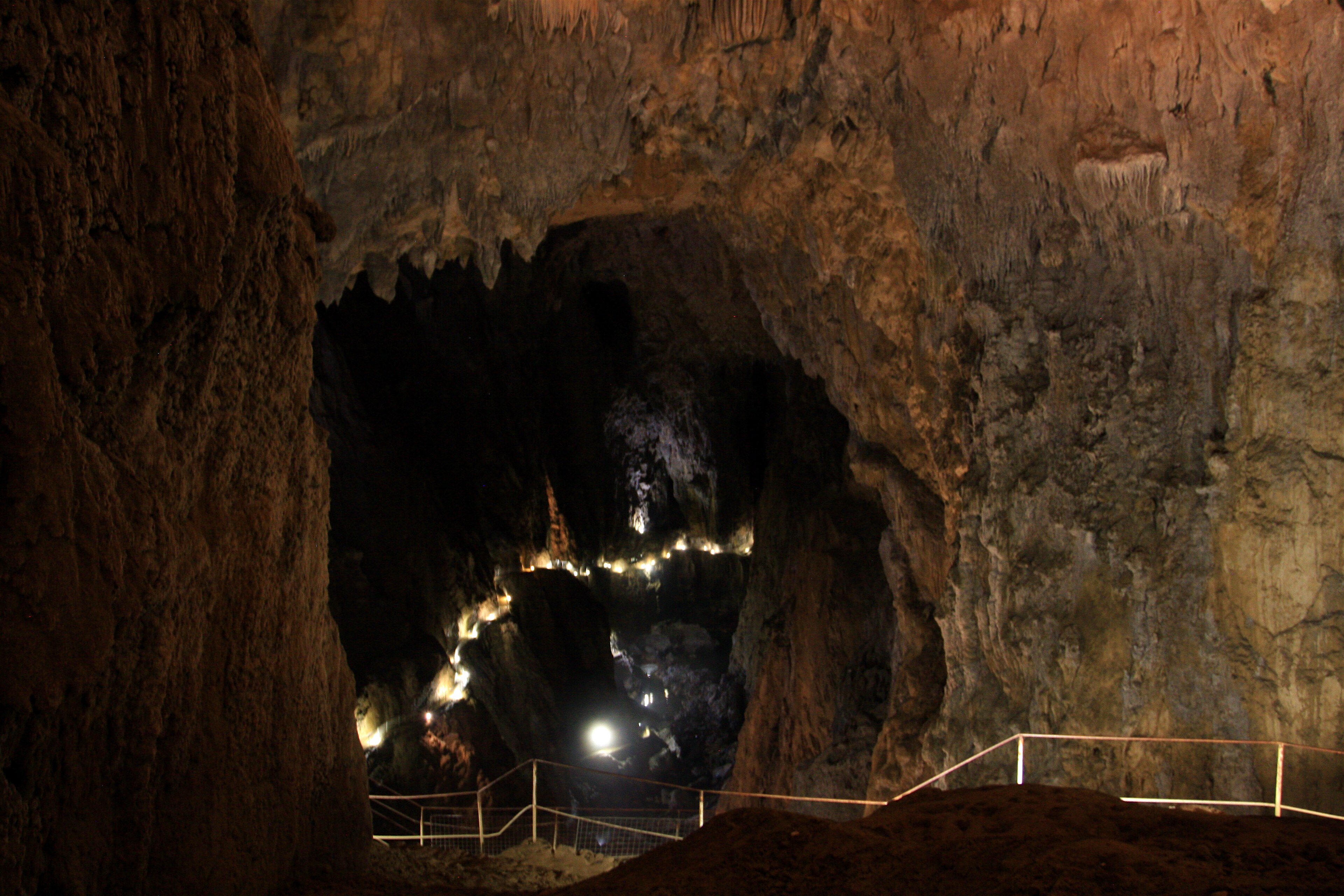 Gola rocciosa con un corso d’acqua all’interno delle grotte di Škocjan in Slovenia.