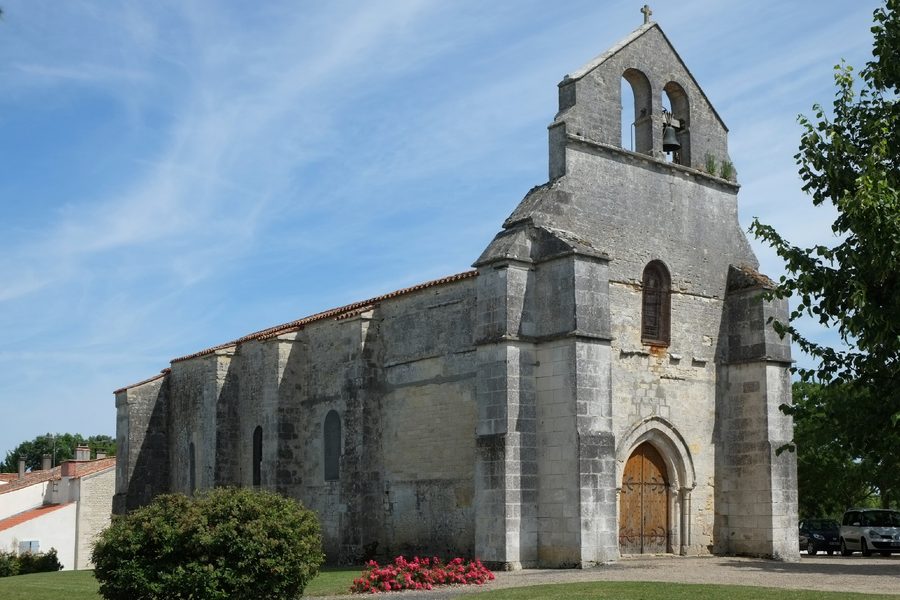 Vista esterna della chiesa Notre-Dame de l’Assomption a Vouhé, Charente-Maritime