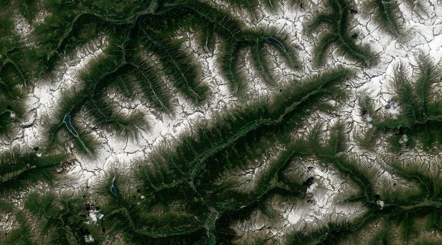 Cime innevate e verdi vallate della Valle Aurina, nota anche come Ahrntal, in Alto Adige