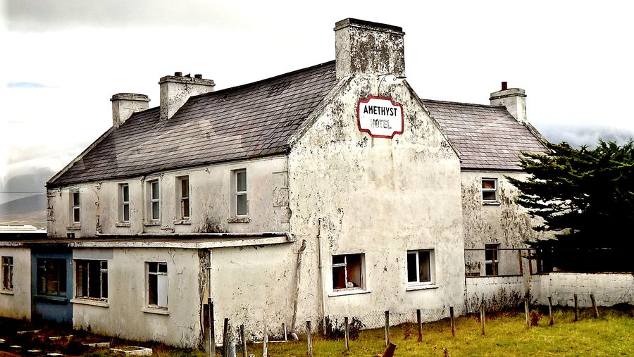Vista dell'Amethyst Hotel a Keel su Achill Island, contea di Mayo