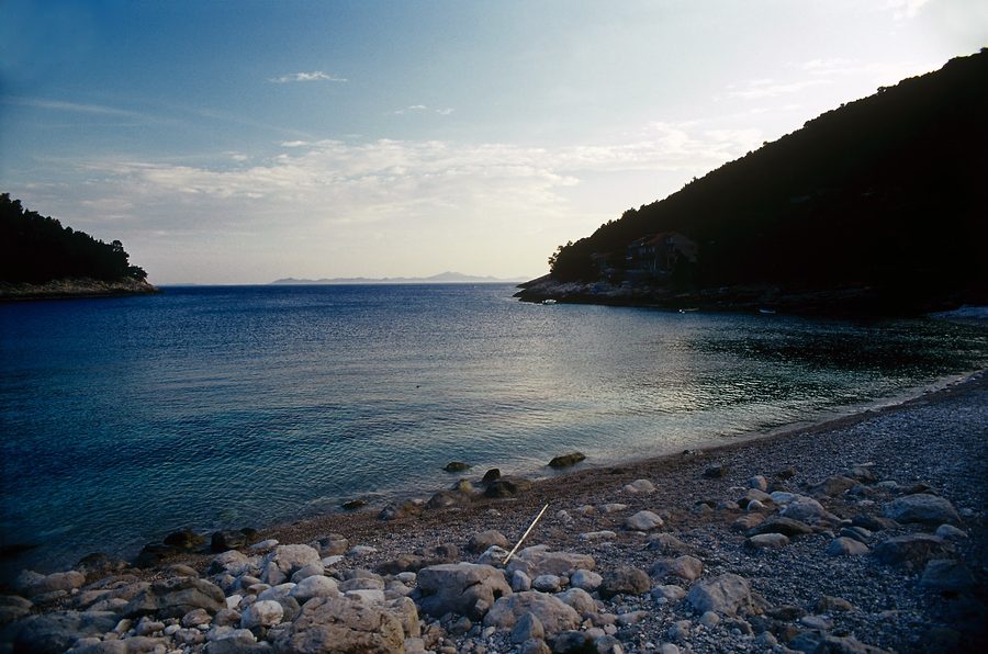 Baia di Pupnatska Luka sulla costa meridionale di Korčula, vista dalla spiaggia verso sud