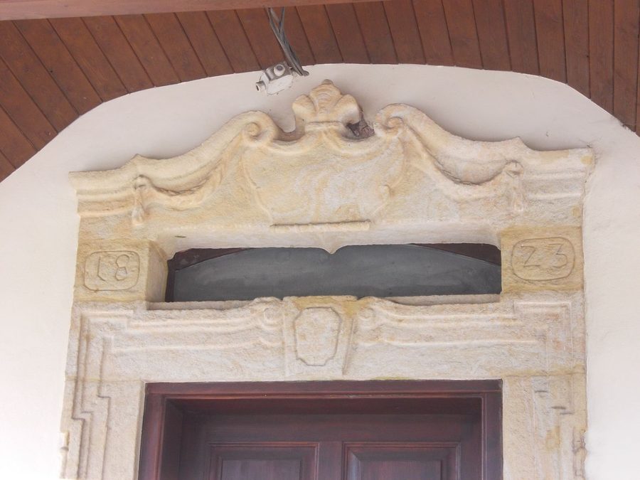 Portale di una storica fattoria a Kumburský Újezd presso Nová Paka