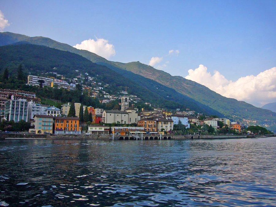 Vista di Brissago dal Lago Maggiore vicino al confine italiano