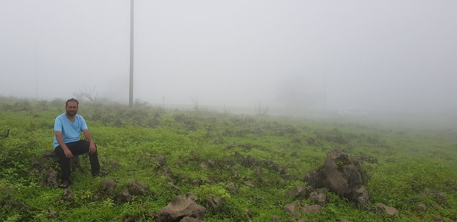 Paesaggio montano verde presso Nabi Ayub vicino a Salalah durante il periodo del Khareef
