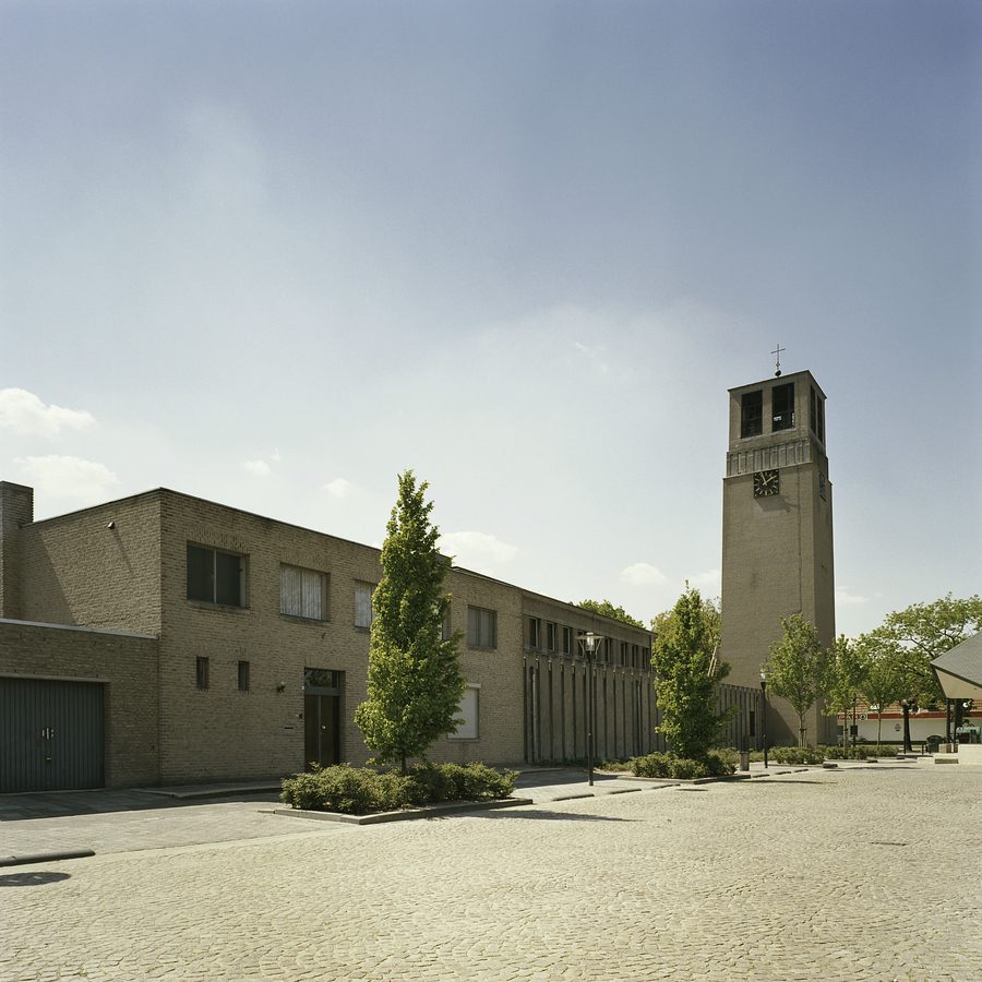 Facciata nord della Kruisvindingskerk con il campanile posto lateralmente a Odiliapeel