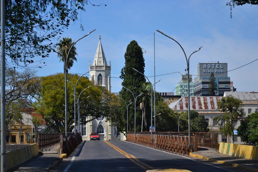 Ponte 25 de Julho sottoponte storica con la Igreja Matriz sullo sfondo a São Leopoldo