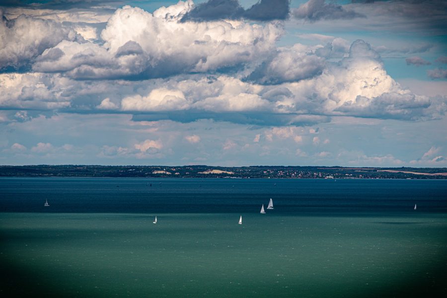 Barche a vela sul Balaton nella regione di Veszprém, Ungheria.