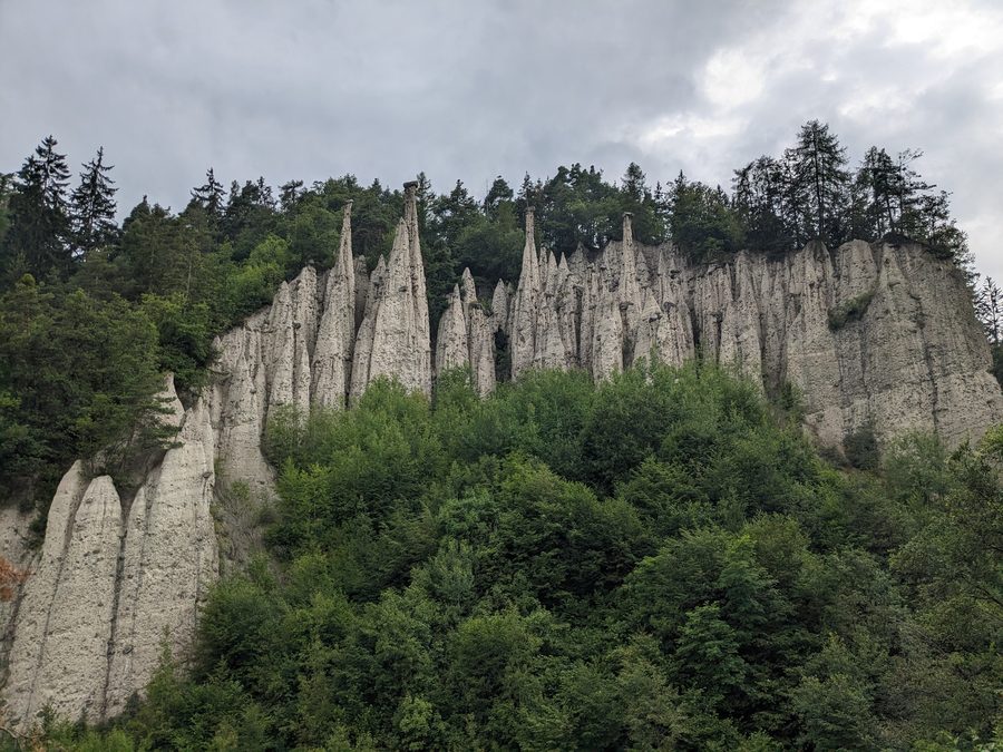 Piramidi di terra nella valle del Finsterbach vicino al Renon, Alto Adige