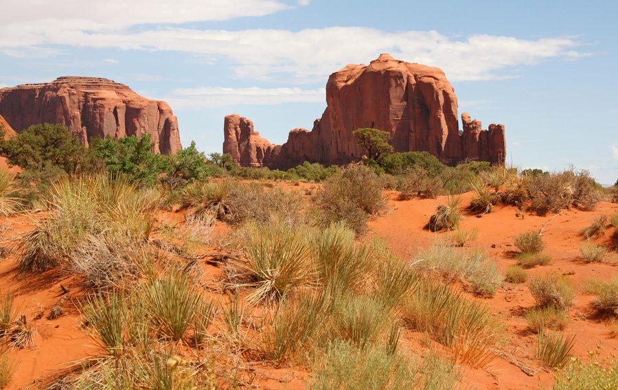 I monoliti e le butte di Monument Valley in Arizona sotto un cielo azzurro.