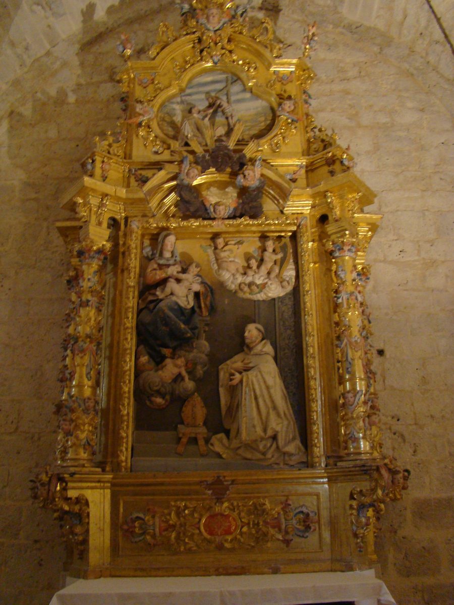 Interno del monastero cistercense di Santa María de Valbuena a Valbuena de Duero, con il retablo di San Bernardo
