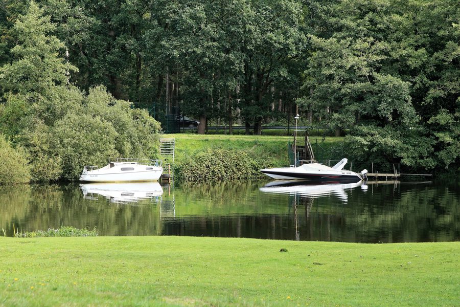 Braccio morto dell’Ems a Herbrum presso Papenburg con il paesaggio della riva opposta
