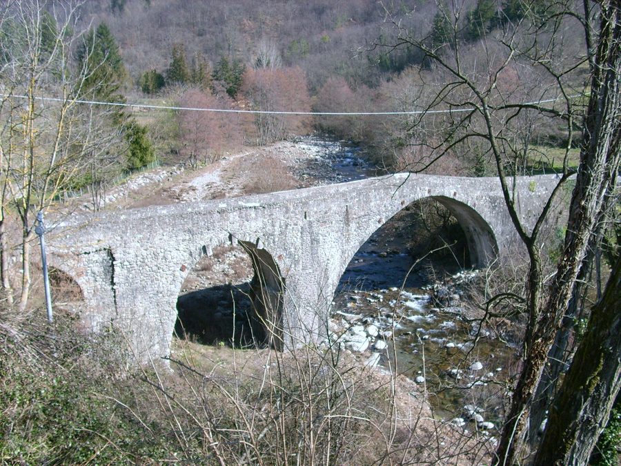 Ponte medievale presso il torrente Gottero a Sesta Godano, Liguria
