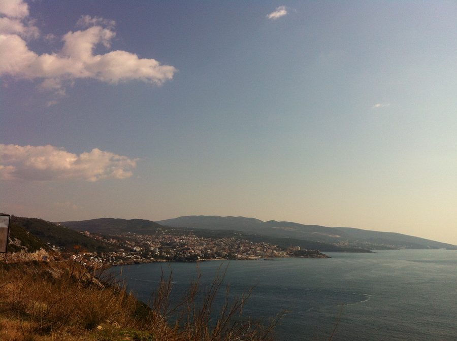 Vista su Dobra Voda sulla costa adriatica montenegrina