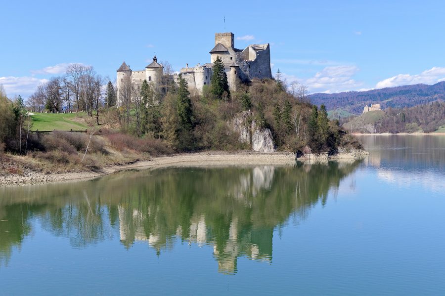 Castello di Niedzica con il castello di Czorsztyn sullo sfondo