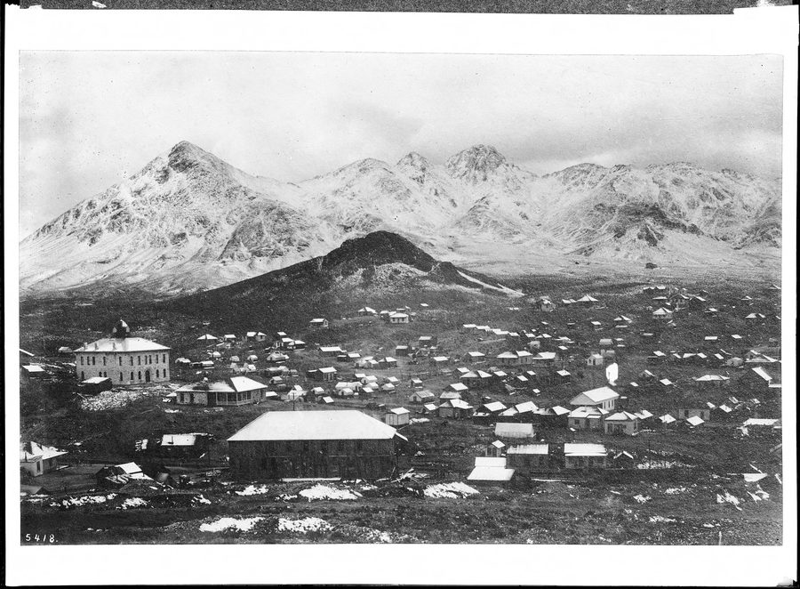 Vista panoramica storica del Tonopah Mining Park con impianti minerari e Mount Butler in lontananza