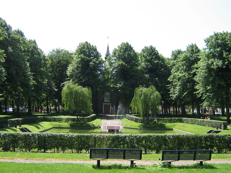 Parco davanti alla chiesa sulla piazza centrale di Borssele