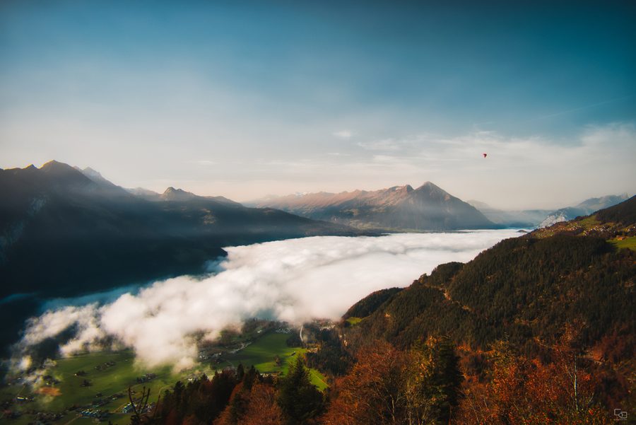 Lago di Thun con nebbia del mattino