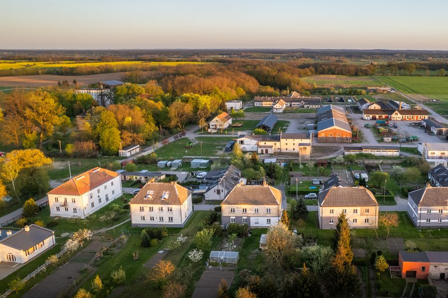 Vista aerea del villaggio di Minikowo nel distretto di Nakielski