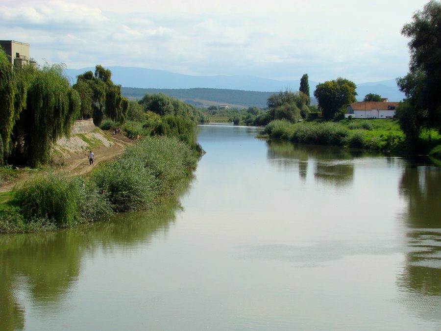 Il Timiș con il ponte di ferro a Lugoj nella contea di Timiș, Romania
