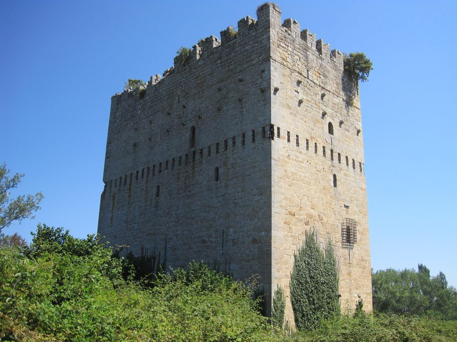 Vista laterale della Torre de los Velasco a Valdeprados, Segovia.