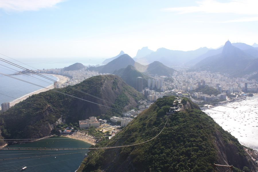 Vista panoramica di Rio de Janeiro con Copacabana, Morro da Urca e il Cristo Redentore visti dal Pan di Zucchero.