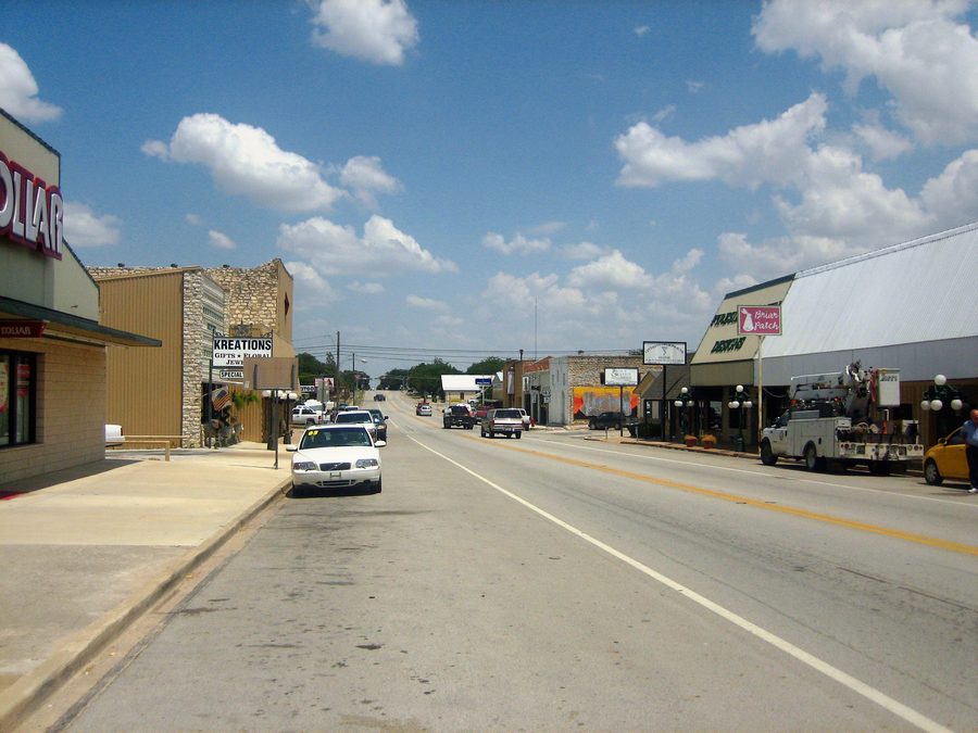 Centro di Goldthwaite, Texas, con la strada principale e i negozi locali