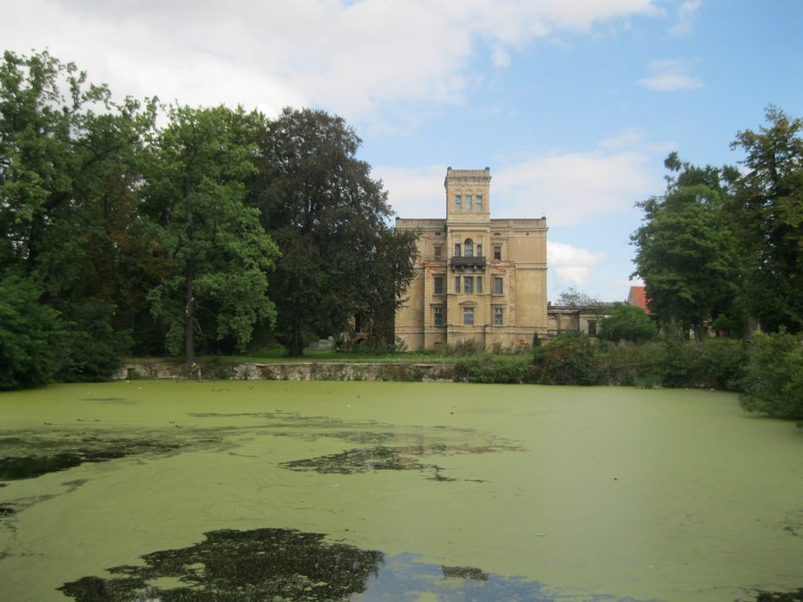 Palazzo neorinascimentale a Mrowiny presso Żarów, visto dal lato del fossato