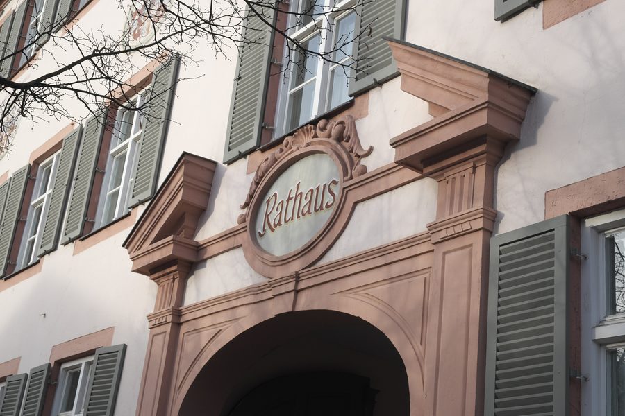 Ingresso del municipio Grafenstock di Erding con frontone spezzato e cartiglio in stucco