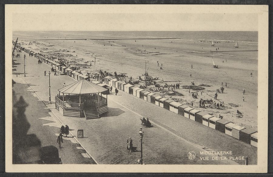 Vista storica della spiaggia di Middelkerke con bagnanti sul litorale.