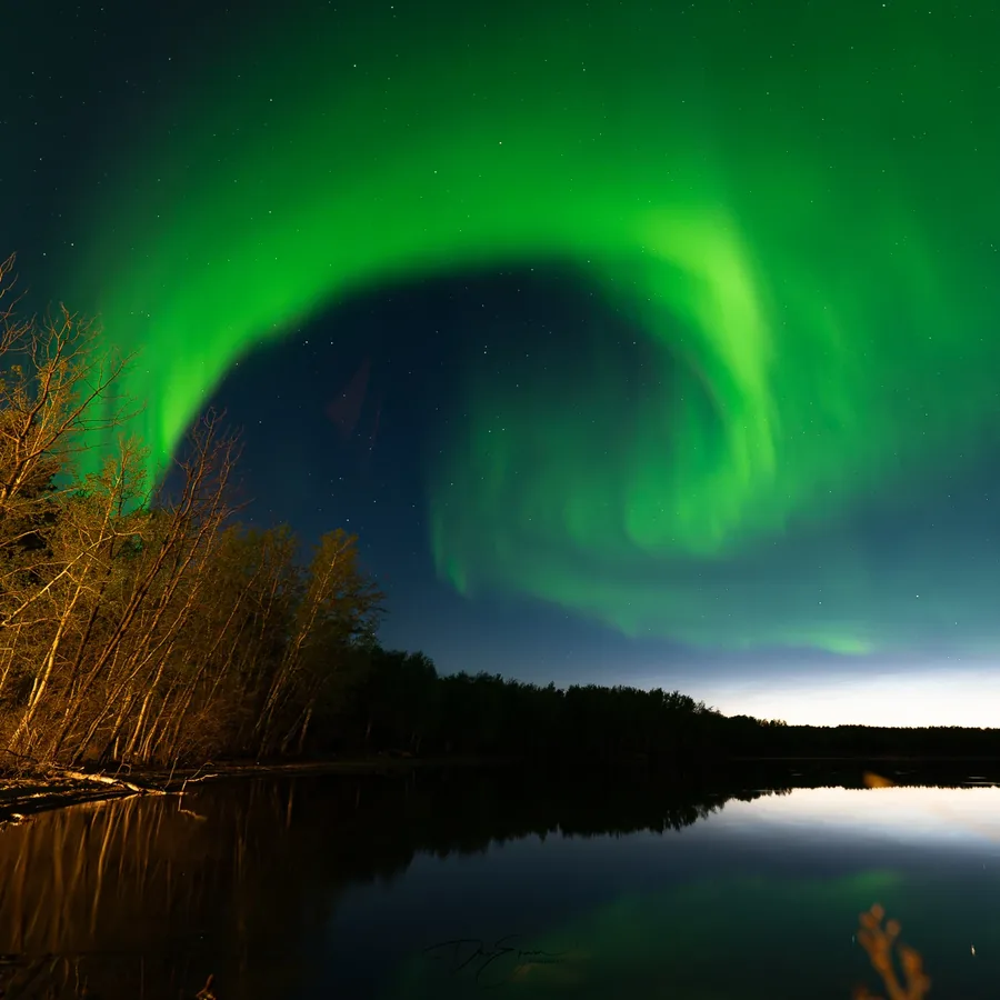 Aurora boreale sopra il lago Pinehouse nel Saskatchewan