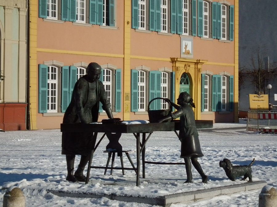 La donna degli asparagi in Schlossplatz a Schwetzingen con il Palais Hirsch sullo sfondo