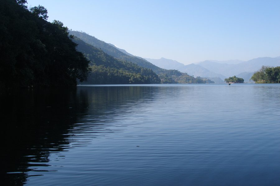 Lago Phewa con sfondo montano in Nepal