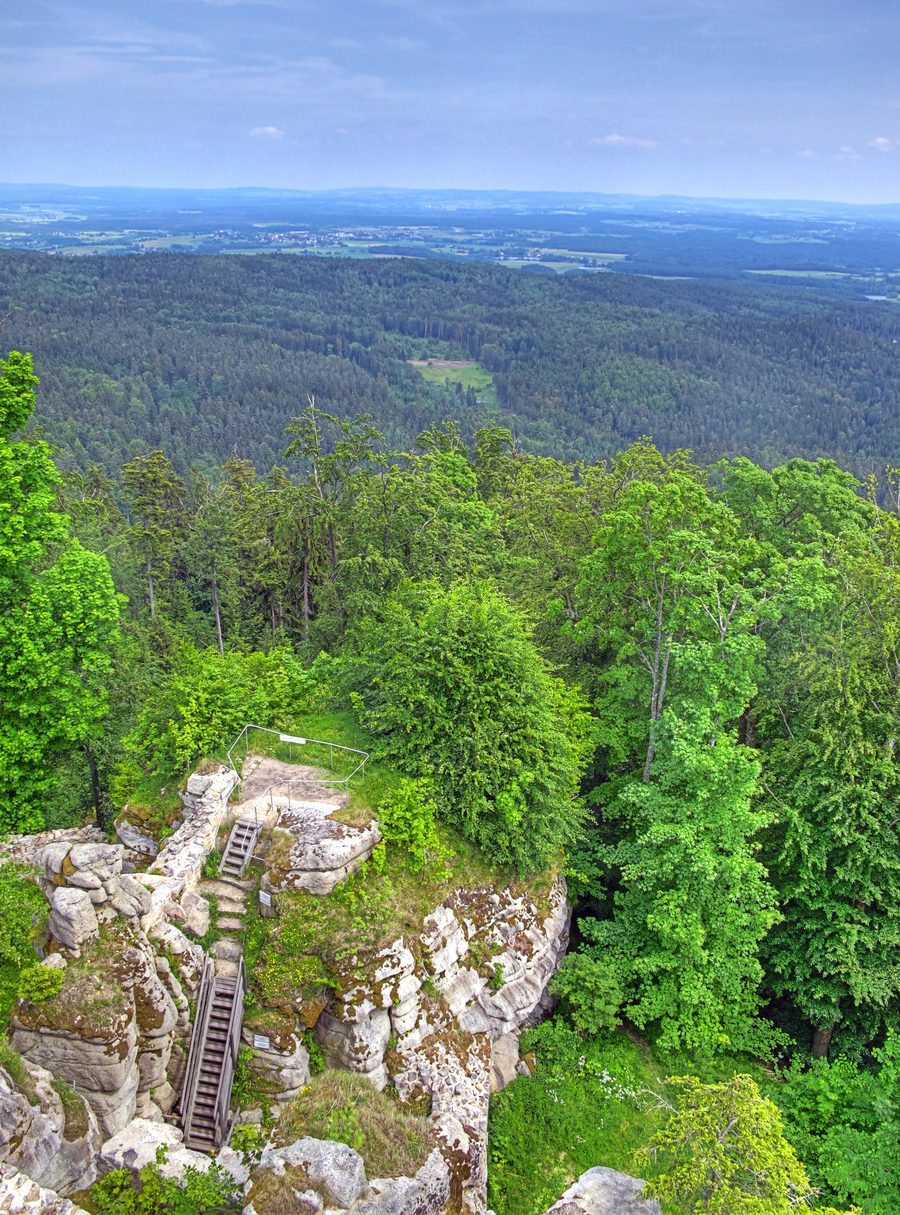 Vista dalla rovina del castello di Weißenstein nello Steinwald sul paesaggio boscato