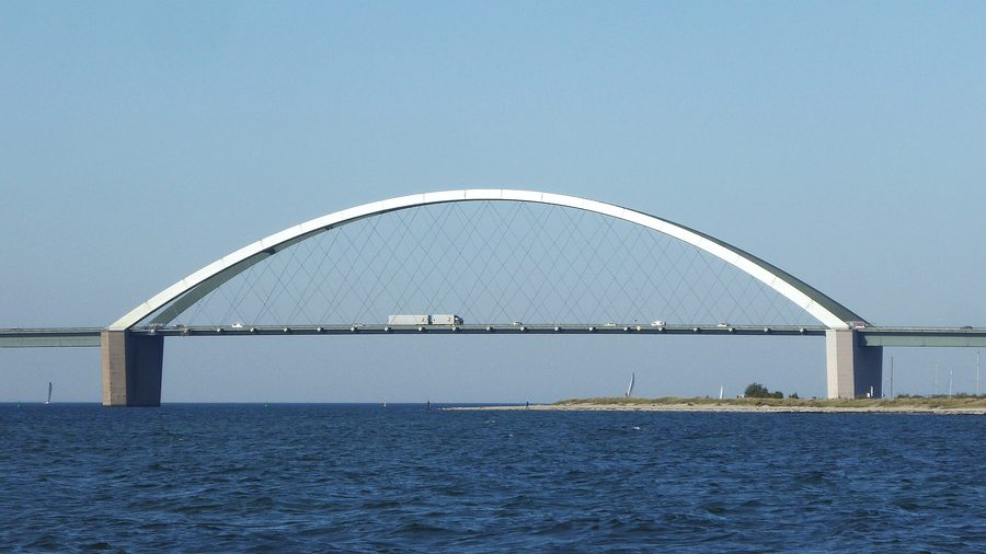 Ponte Fehmarnsund sul Fehmarnsund davanti all'isola di Fehmarn