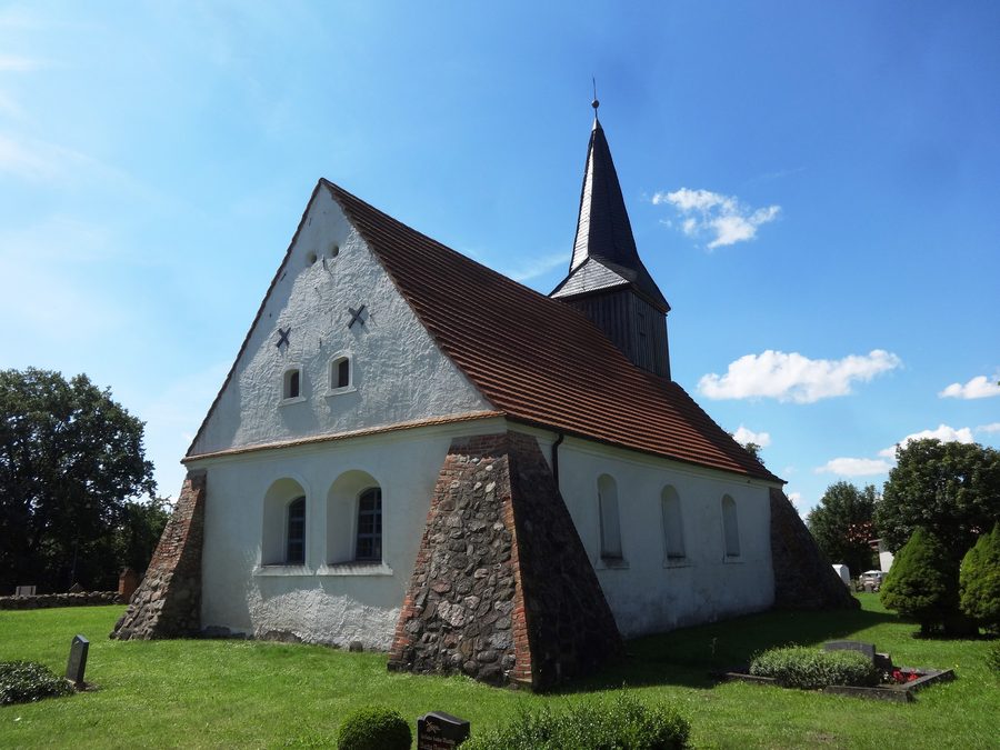 Chiesa del villaggio a Rossin nel distretto di Vorpommern-Greifswald, vista esterna da nord-est