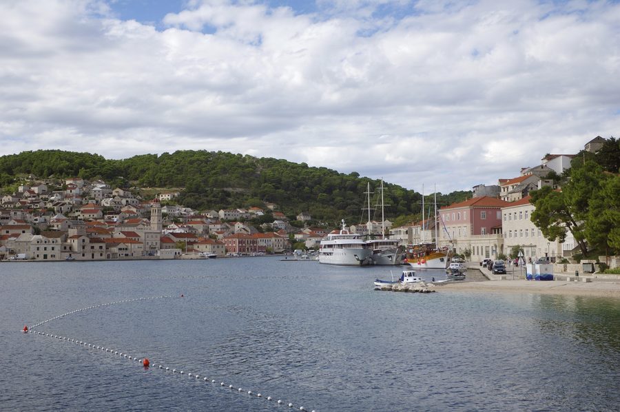 Porto di Pučišća sull’isola di Brač con case sull’acqua